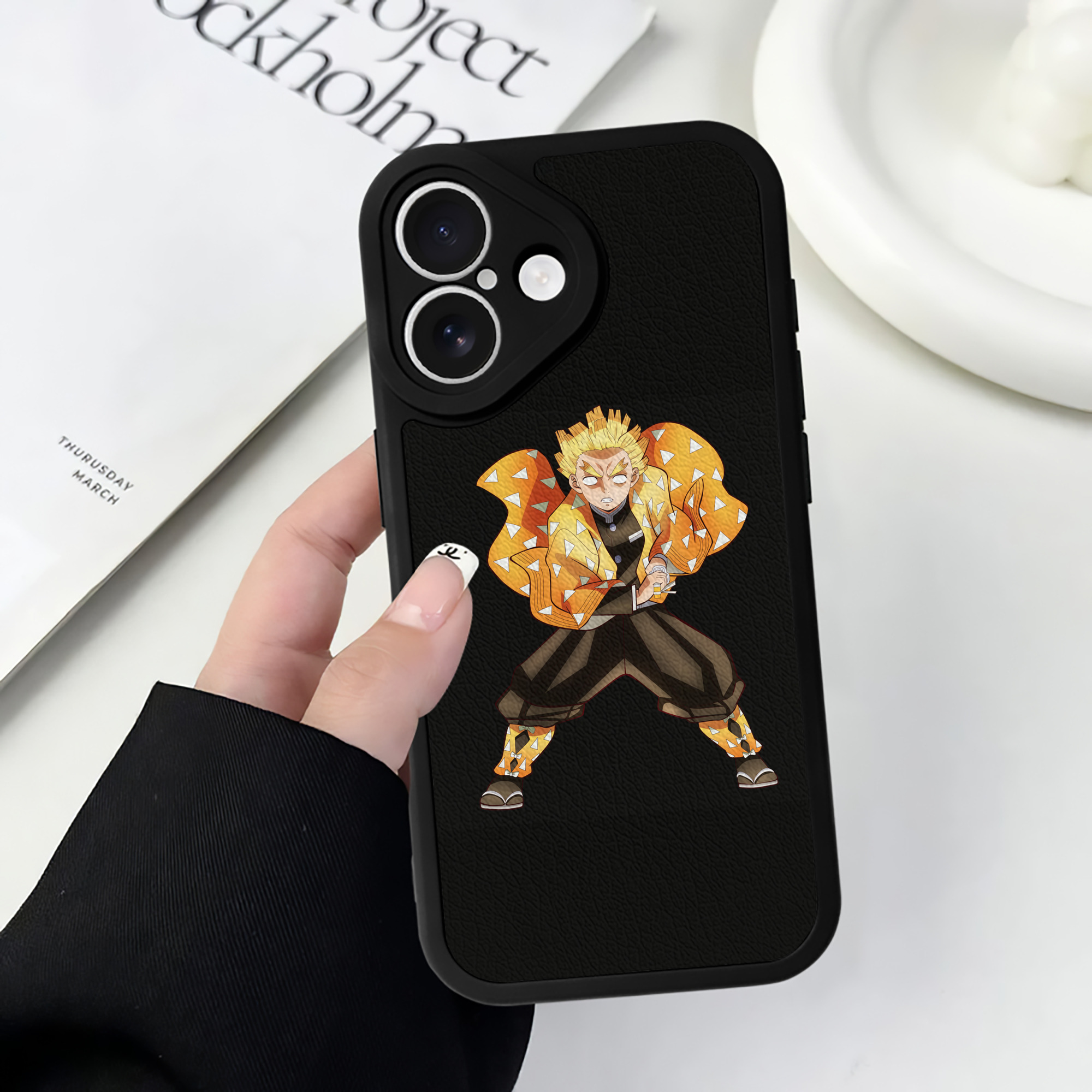 （画像用） 鬼滅の刃（きめつのやいば）我妻 善逸／あがつま ぜんいつ Agatsuma Zenitsu 【iPhone 16シリーズ対応】シリコンスマホケース（レザー調） 材質：シリコン